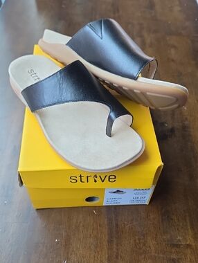 Strive Size 7 Women’s Black Leather Orthopedic Toe-Loop Sandal NEW